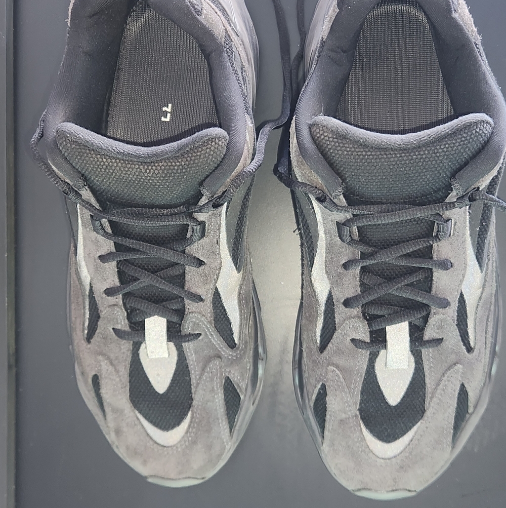 Yeezy Boost 700 V2 Vanta Black